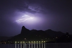 Статую Христа в Рио-де-Жанейро повредила молния