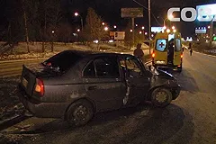 Hyundai на летней резине протаранил столб на Металлургов