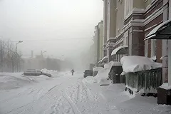 На Сахалине курившую пенсионерку порывом ветра сдуло с балкона