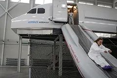 Авиакомпания уточнила причину эвакуации пассажиров из самолета в Шереметьево