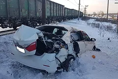 В Свердловской области легковушка столкнулась с грузовым поездом