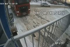 В Екатеринбурге сорвался с тормоза КамАЗ без водителя (ВИДЕО)