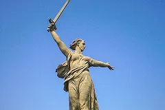 Общественник потребовал переодеть Родину-мать