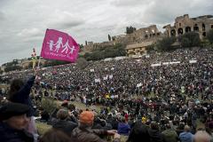 Тысячи итальянцев протестовали против легализации гей-союзов