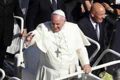 Депутат Госдумы подарил папе Римскому георгиевскую ленточку