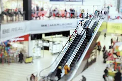 Ребенок упал со второго этажа в торговом центре в Новом Уренгое