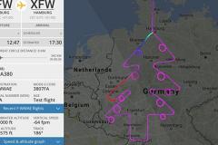 Немецкий самолет нарисовал в небе новогоднюю елку
