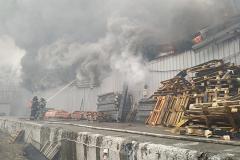На территории Уралмаша мощный пожар обрушил кровлю и выжег 1000 квадратных метров складов