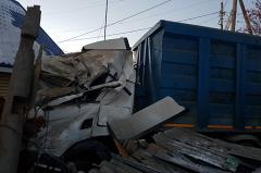 В Свердловской области грузовик влетел в жилой дом