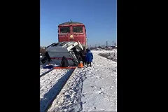 Машина скорой помощи влетела под поезд. Один человек погиб