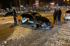 В Екатеринбурге пьяный водитель на «Делимобиле» влетел в столб