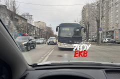 В Екатеринбурге засняли междугородный автобус, едущий по «встречке»