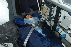 Туриста, замерзшего на перевале Дятлова, доставили на вертолете в Екатеринбург