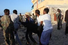 В результате атаки террористов на гостиницу в столице Сомали погибли 12 человек