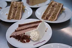 Чиновники съели 280-килограммовый торт, который был предназначен детям-сиротам