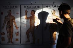 В Кольцово задержали опасные для здоровья китайские палочки для массажа