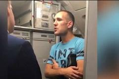 Бывший игрок ХК «Автомобилист» устроил пьяный дебош на борту самолета