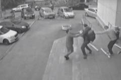 Появилось видео, как парень с ЖБИ крадёт обои и угрожает охранникам ножом