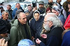 «Уральский пельмень» прикормил стаю бродячих собак. Они нападают на домашних животных