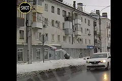 Глыба льда с крыши упала на женщину с коляской