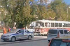 В Екатеринбурге странный водитель перегородил проезд трамваям. У него нашли пакетик с белым порошком
