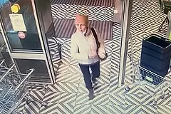 На Эльмаше пенсионерка нашла банковскую карту и пошла по магазинам. Теперь её ищет полиция
