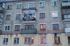 В Елани рухнувший с крыши снег обрушил часть балкона жилого дома