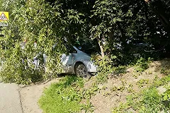 Водитель Ford, потерявший управление, насмерть сбил мужчину на тротуаре