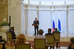 В Екатеринбурге наградили главврача «ковидного» госпиталя, где лечились родные Михаила Мурашко