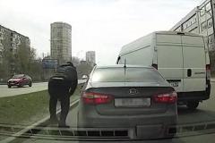 В Екатеринбурге водитель фургона устроил истерику на дороге