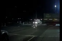 Очевидцы аварии на ж/д переезде: находившиеся в минивэне люди были пьяны