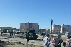 На Вторчермете «парадный» танк снова снес столб