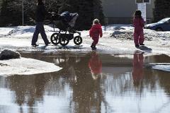 Следователи задержали сбросивших снег на коляску с ребенком гастарбайтеров