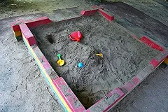 Кто, если не мы? В Челябинске ремонтом асфальта занялась детвора