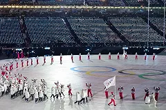Спортсмены из России прошли по стадиону в Пхёнчхане под флагом Олимпиады