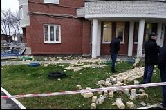 В Екатеринбурге у жилого дома отвалилась кирпичная кладка, рухнувшая с 12 этажа
