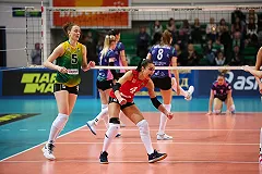 «Уралочка» побеждает и выходит в лидеры чемпионата