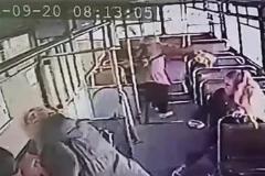 Пассажирка троллейбуса госпитатилизирована в Екатеринбурге после падения в салоне (ВИДЕО)