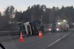 На Полевском тракте вновь образовалась пробка из-за перевернувшейся фуры