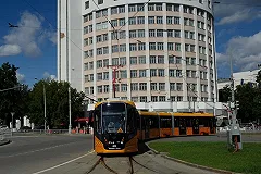 В дни «Иннопрома» по Екатеринбургу начал кататься пятисекционный трамвай. Он останется после выставки?