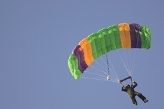 Экстремал погиб, летая на прикрепленном к джипу парашюте