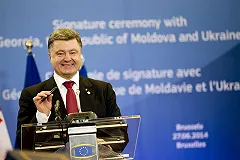 Порошенко заявил Меркель о готовности к двустороннему прекращению огня