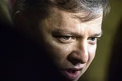 Олег Ляшко с ножом полез на плакат «Я русский и этим горжусь»