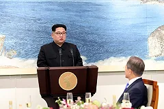 Ким Чен Ын оттолкнул фотографа, вставшего к нему спиной