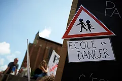 Российскую учительницу уволили за фотосессию в купальнике