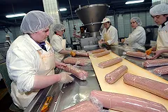 Колбаса с сырым сердцем и алчные юристы: на что жалуются екатеринбуржцы в ЗПП