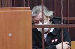 «Пьёт только воду и читает книги»: адвокат рассказал о состоянии Ефремова под домашним арестом