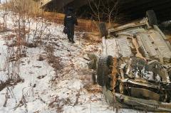 Под железнодорожным мостом лесник нашел разбитую иномарку с телом водителя