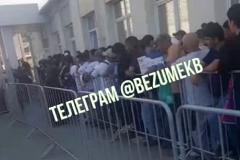 Толпа иностранцев выстроилась в гигантскую очередь в миграционный центр в Екатеринбурге (ВИДЕО)