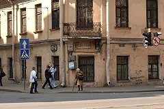 Полиция Петербурга ищет мужчину, избившего и ограбившего пенсионерку